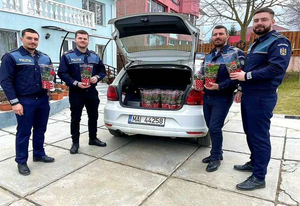 Polițiștii au ”dus” primăvara bunicilor de la două cămine de bătrâni din municipiul Botoșani