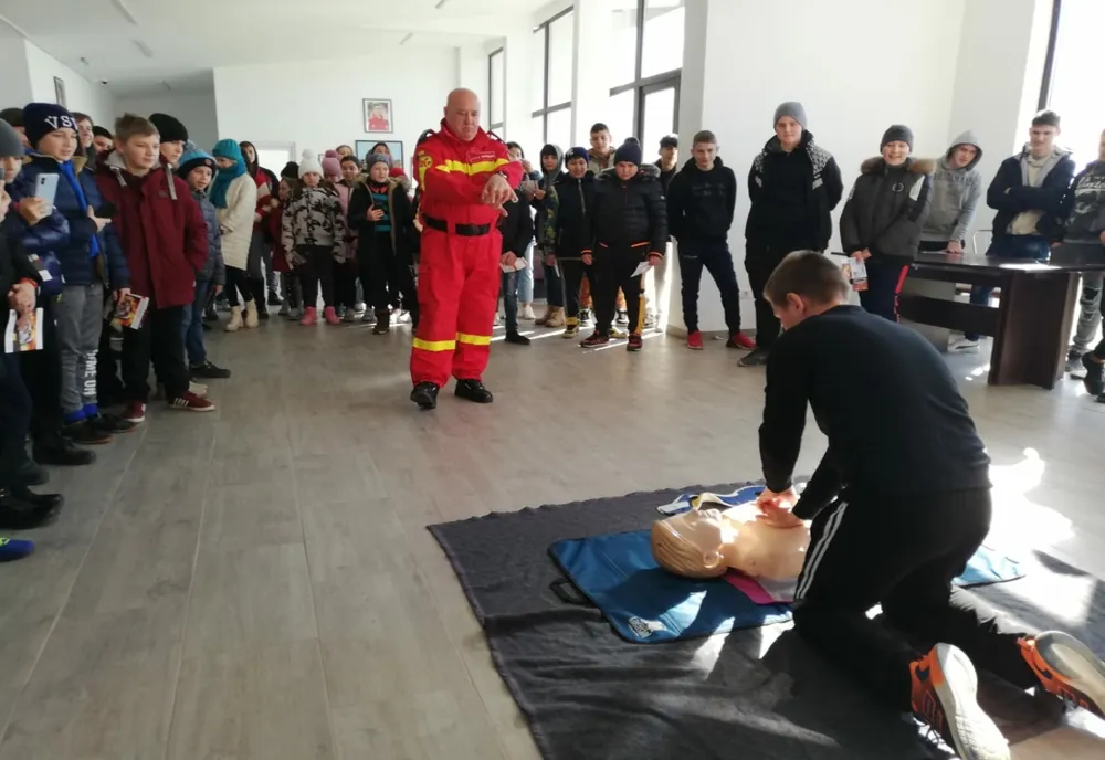 „Școala Altfel”: Continuă întâlnirile pompierilor cu elevii și profesorii