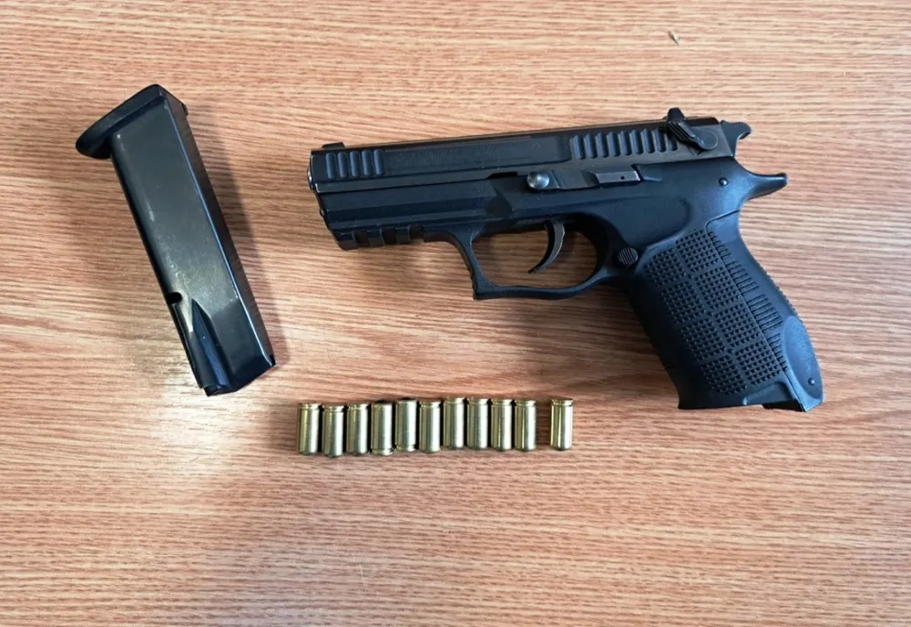 Dosar penal pentru un gălățean ”neatent” ! A ”uitat” arma neletală în borsetă!