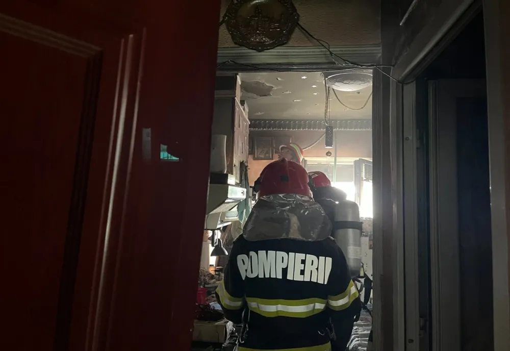 Panică într-un bloc din Dorohoi! Un scurtcircuit a aprins obiectele dintr-o cameră
