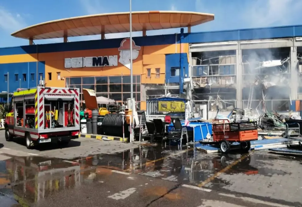 Explozie la Botoşani / Cei doi răniţi aduşi la Spitalul Floreasca - în continuare intubaţi