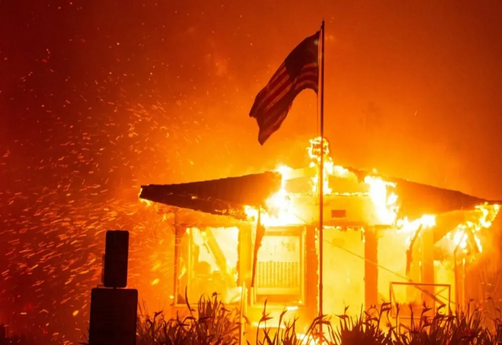 5 MORȚI ÎN INCENDIILE CARE DEVASTEAZĂ SUBURBIILE METROPOLEI AMERICANE LOS ANGELES