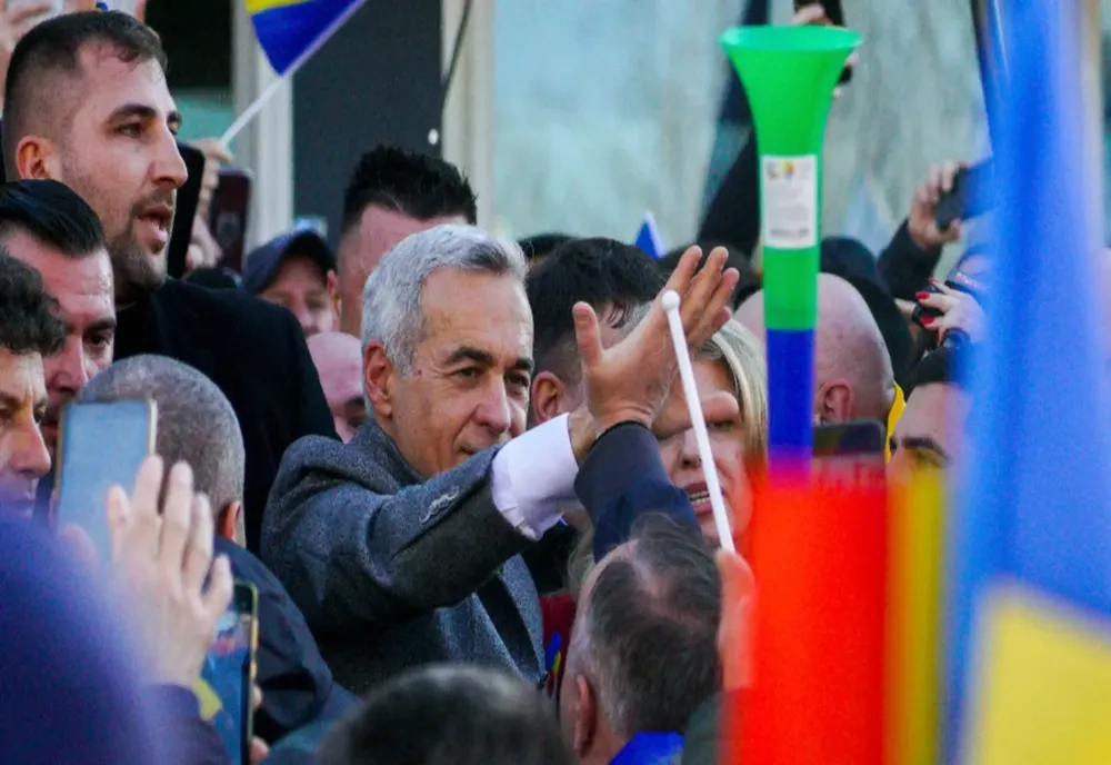 CĂLIN GEORGESCU, ÎNCONJURAT DE SUSȚINĂTORI LA SEDIUL POLIȚIEI. ROMÂNII L-AU ÎNTÂMPINAT CU FLORI