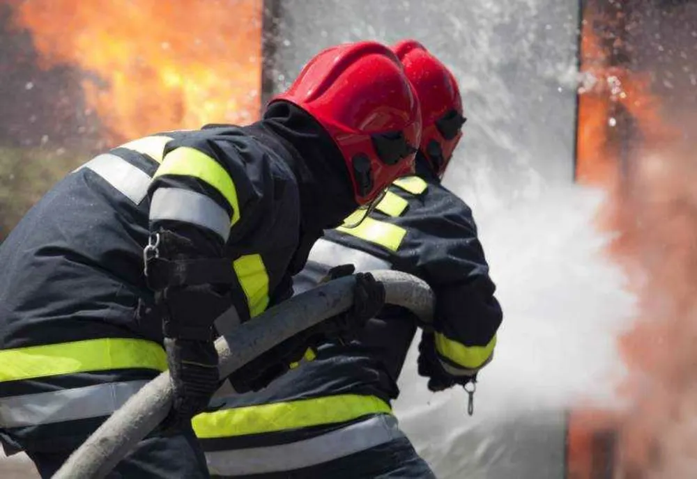 GARAJ DISTRUS ÎNTR-UN INCENDIU PROVOCAT DIN NEGLIJENȚĂ