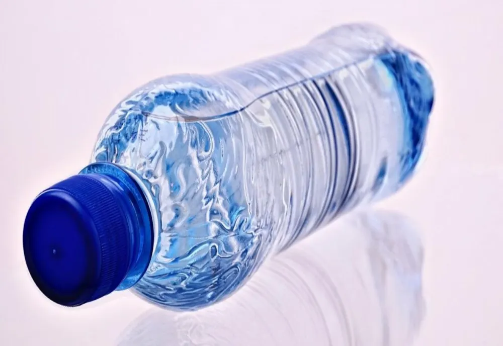 PROIECT DE LEGE: CEL MULT 3 LEI PENTRU APA LA 500 ML VÂNDUTĂ ÎN AEROPORTURI, GĂRI ȘI STAȚII DE METROU