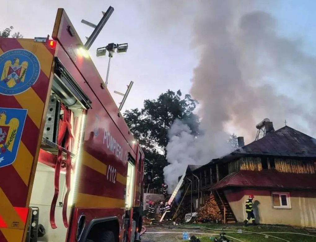 Tragedie la Mănăstirea Bisericani: un bărbat a murit în incendiul care a cuprins chiliile