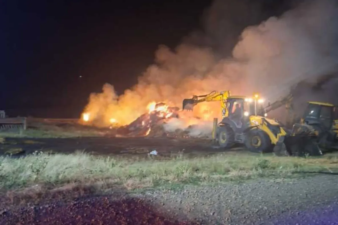 Incendiu devastator în județul Botoșani. 80 de tone de furaje au ars după ce focul ar fi fost pus intenționat
