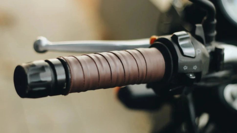 Un tânăr a furat o motocicletă și a ieșit la plimbare prin Botoșani, fără permis