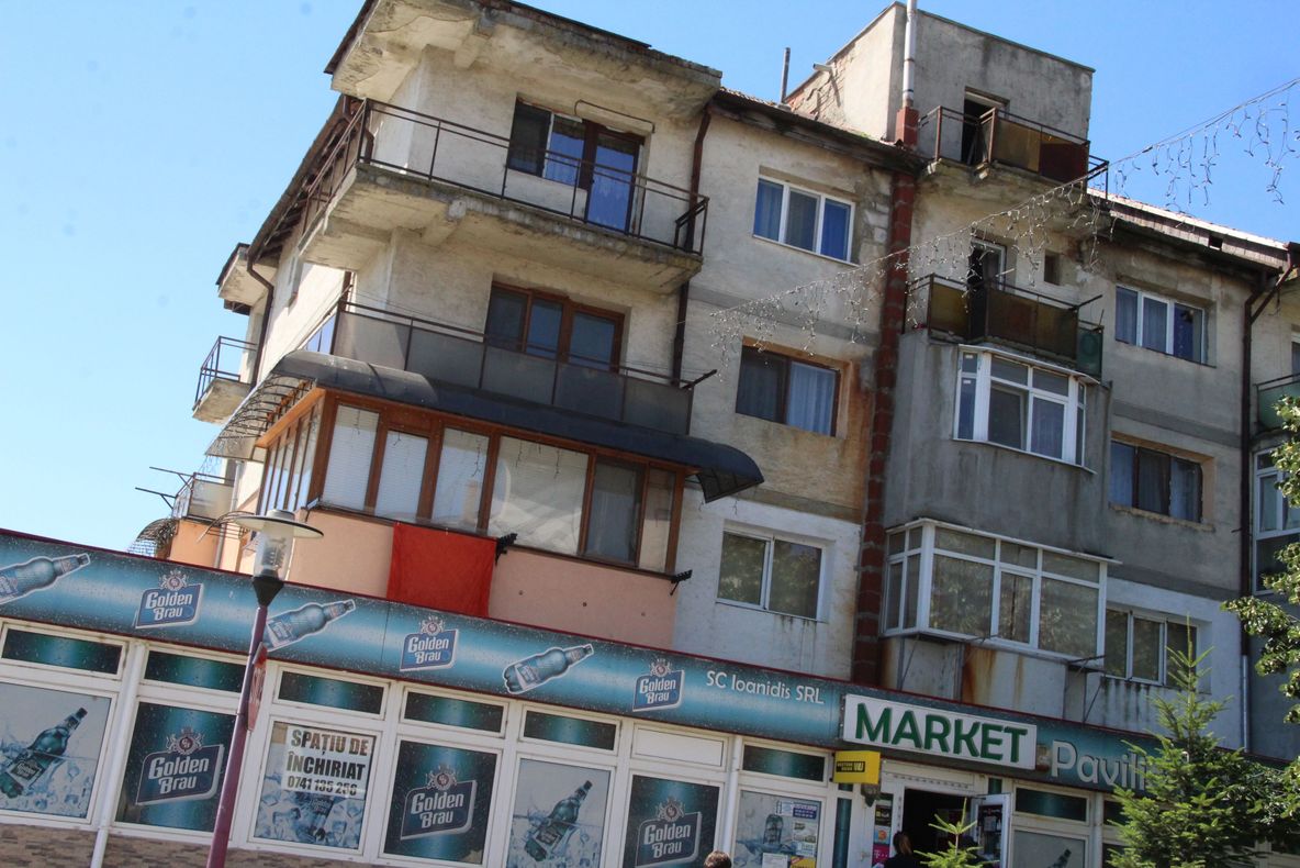 Locuitorii unui oraș din județul Botoșani primesc apă două ore seara și două dimineața: „Sunt zile în care apa nu ajunge”