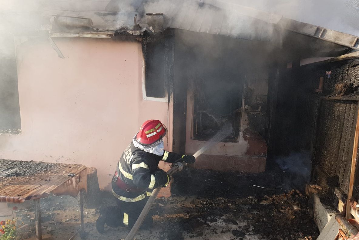 Incendiu la Todireni. Un bărbat a fost găsit decedat lângă ușă