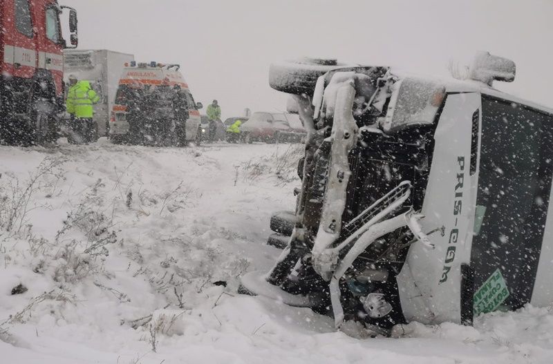 Microbuz implicat într-un accident. Un mort și cinci răniți FOTO