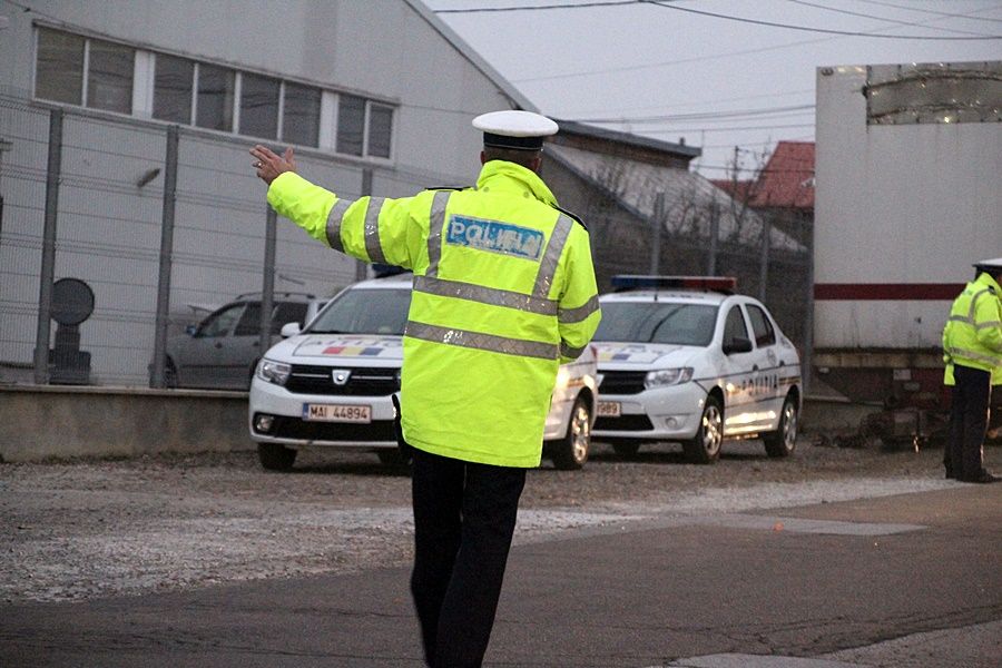 Individ fără permis oprit în trafic pentru că nu a acordat prioritate