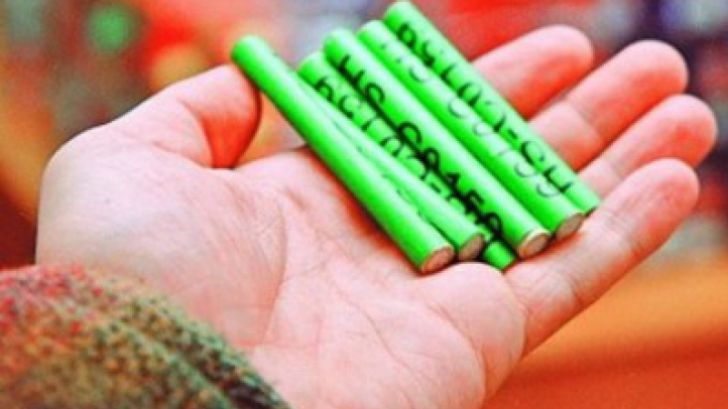 Tânără prinsă cu peste 140 de obiecte pirotehnice