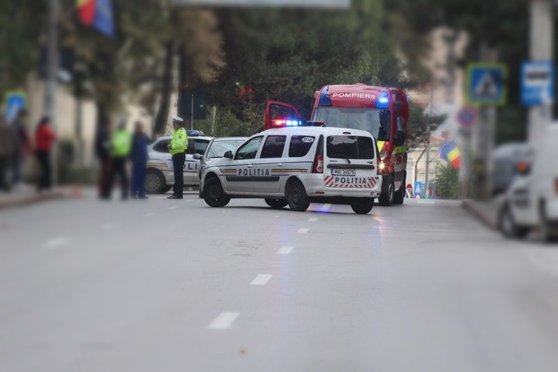 Copii de 3 și 5 ani răniți după ce mama lor s-a răsturnat cu mașina