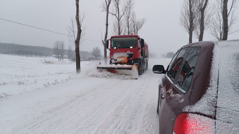 Prefectul a luat șefii de instituții și a plecat prin județ. Concluzia: Traficul se desfăşoară în condiţii de iarnă
