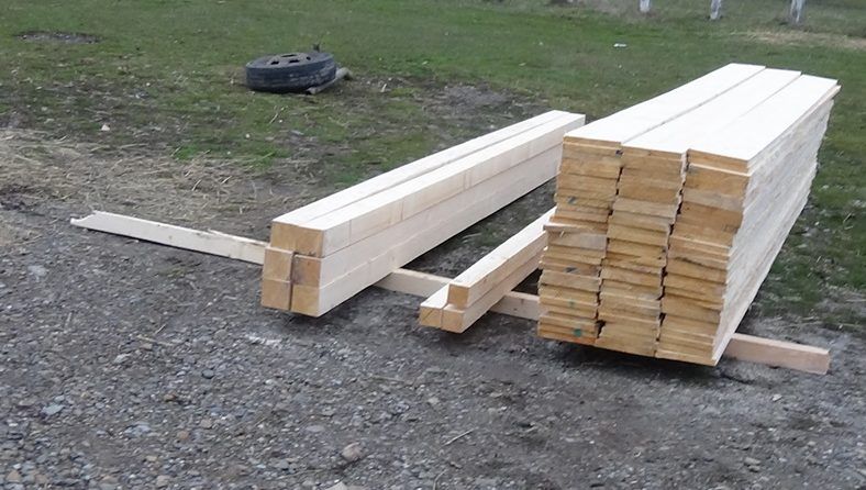 Bărbați cercetați penal după ce au furat 100 de scânduri