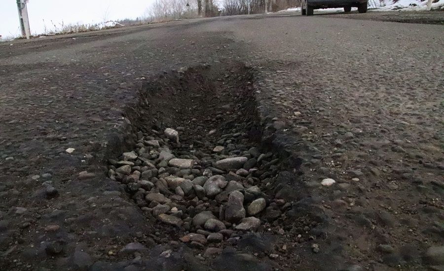 Drumuri județene în stare jalnică. Firma lui Conțac nu mai vrea să le plombeze GALERIE FOTO