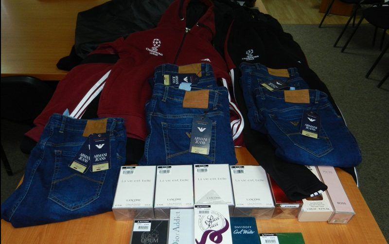 Descinderi în magazinele din Botoșani. Produse contrafăcute confiscate de polițiști