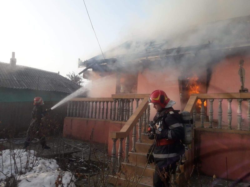 Casă distrusă în totalitate într-un incendiu GALERIE FOTO