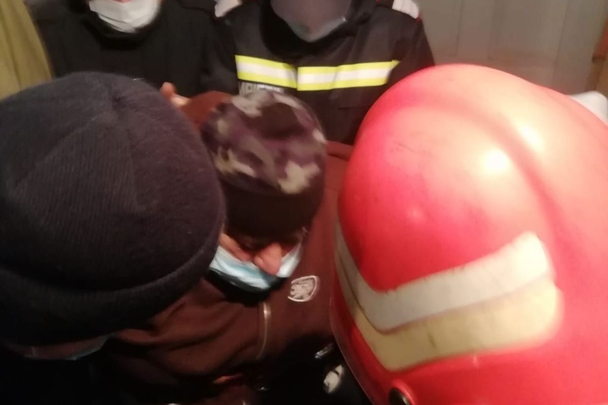 Pompieri chemați pentru transportarea la spital a unui bărbat de 300 de kilograme