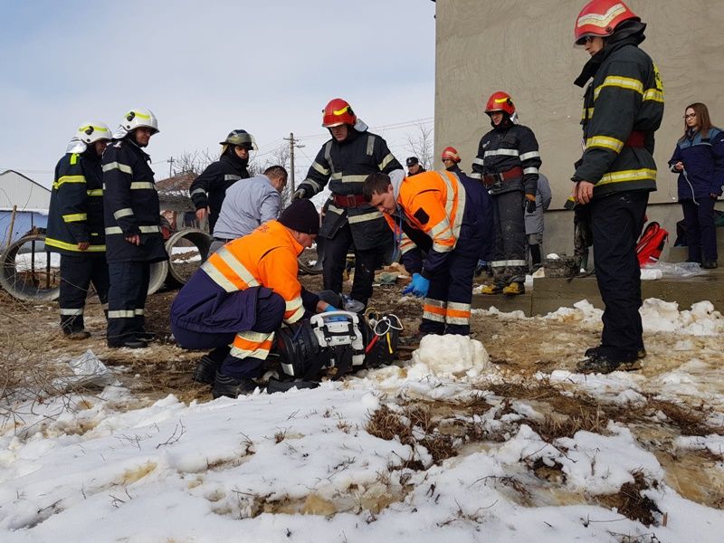 TRAGEDIE la Lunca. Bărbat prins sub un mal de pământ FOTO