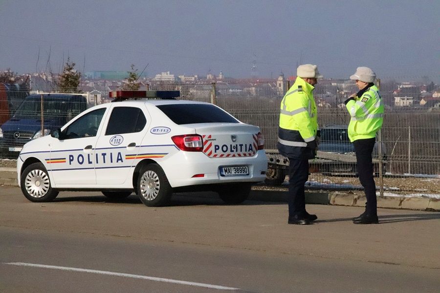 Autoturism fără numere de înmatriculare depistat în trafic
