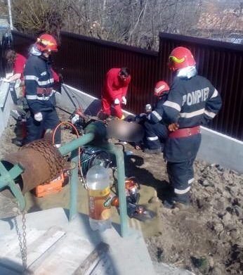 Un bărbat și-a prins piciorul într-o motosapa