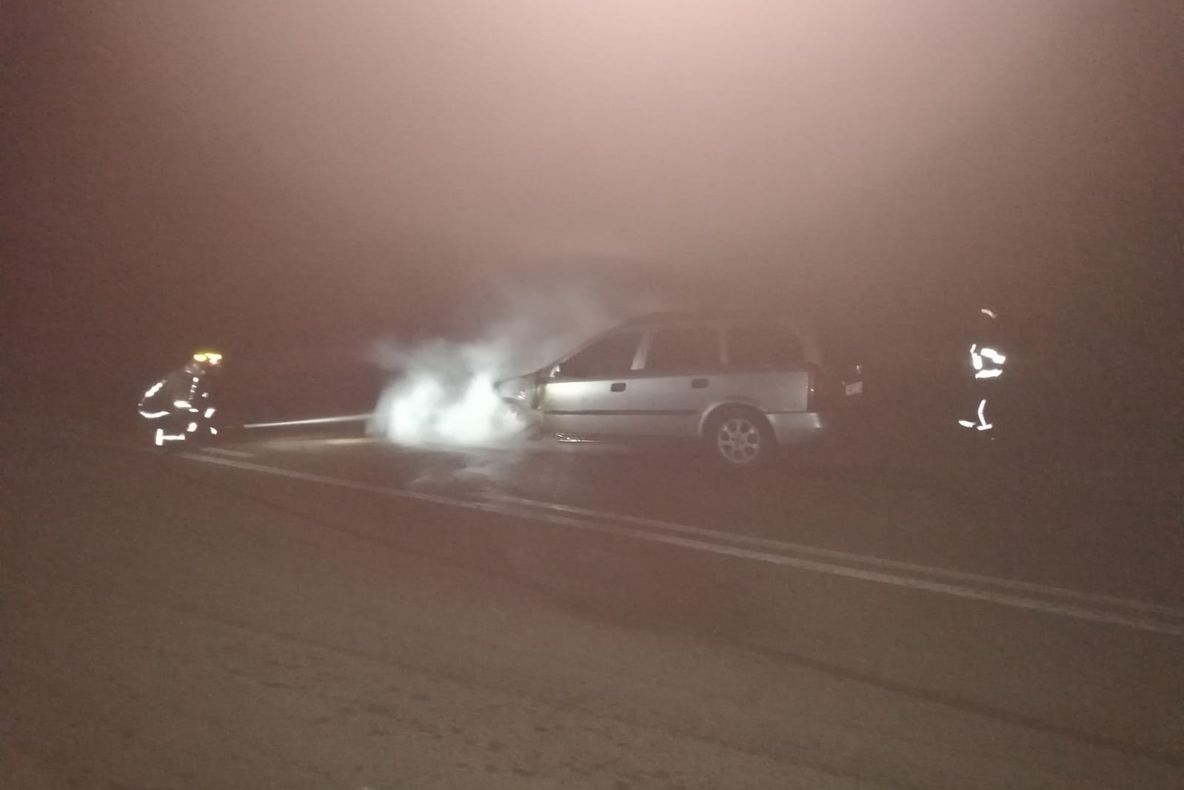 Autoturism în flăcări pe un drum județean din Botoșani FOTO