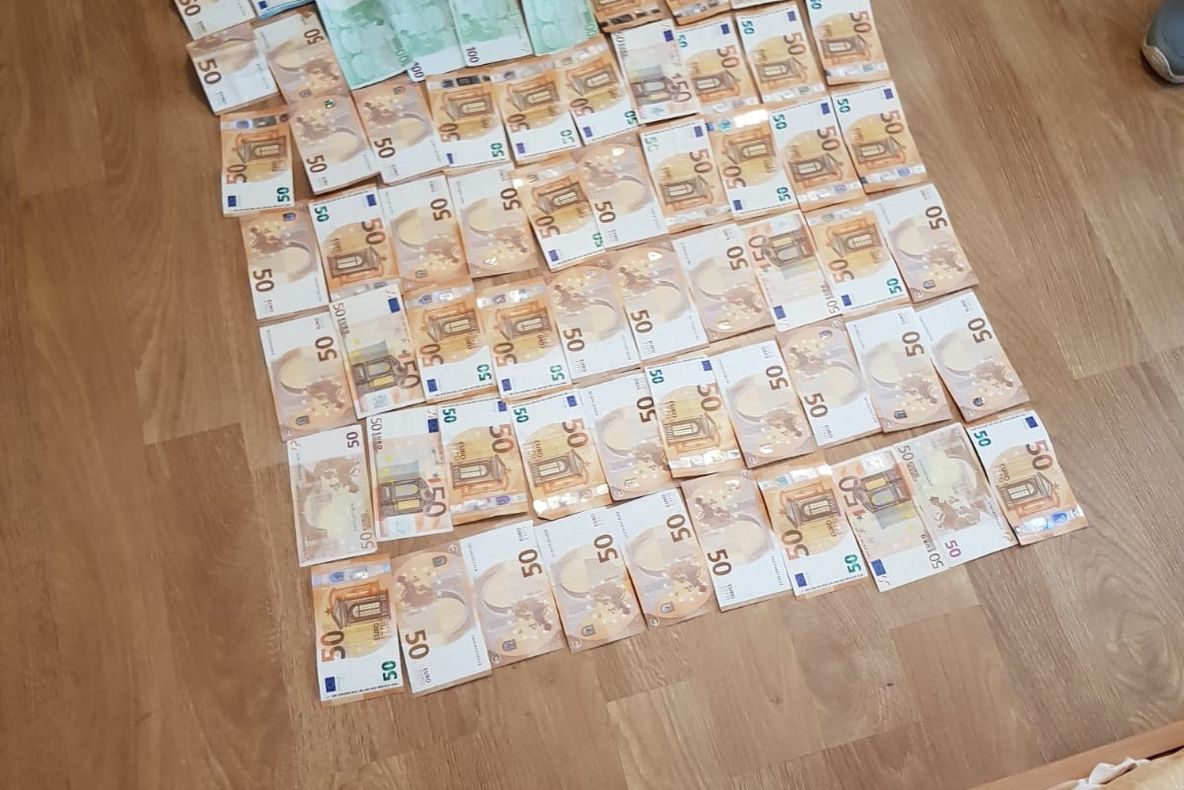 Percheziții în urma unui jaf de 120.000 lei