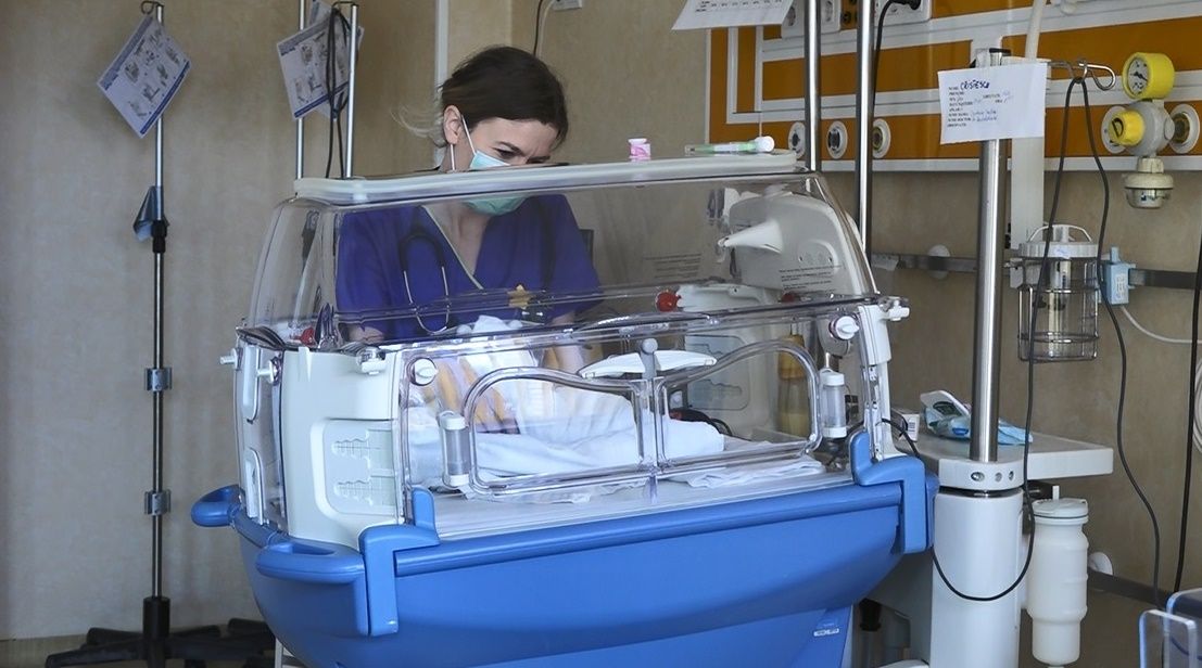 VIDEO. Neonatologul Carmen Zaboloteanu: „Un medicament pentru cancer costă câteva mii de euro și câștigi câteva luni de viață. Aparatura îi oferă toată viața unui nou-născut”