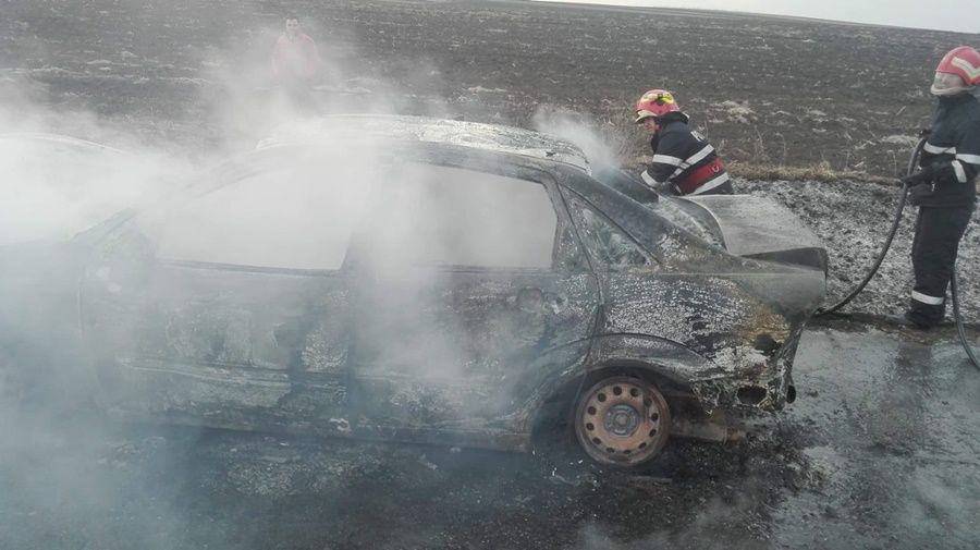 Autoturism cuprins de flăcări în comuna Nicșeni. Incendiul s-a extins la vegetația de pe marginea drumului FOTO