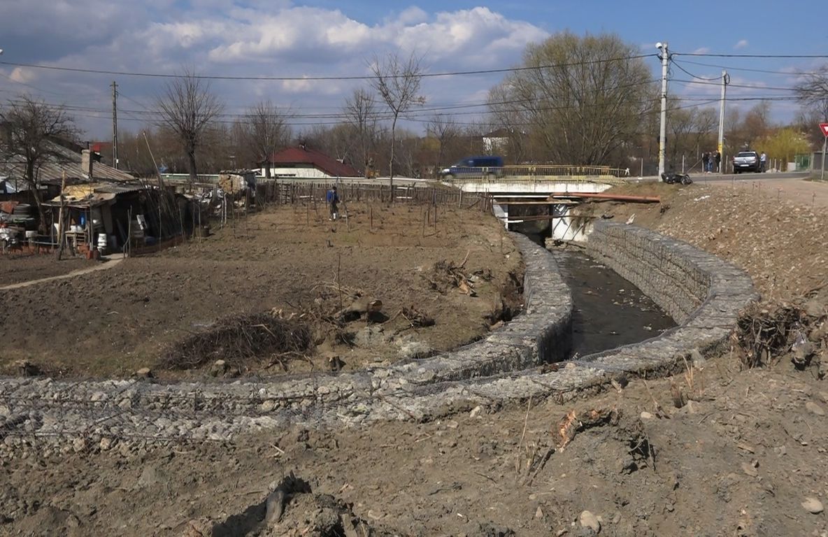 Investiție de un milion de lei pentru consolidarea unui pod și a malurilor pârâului Luizoaia FOTO