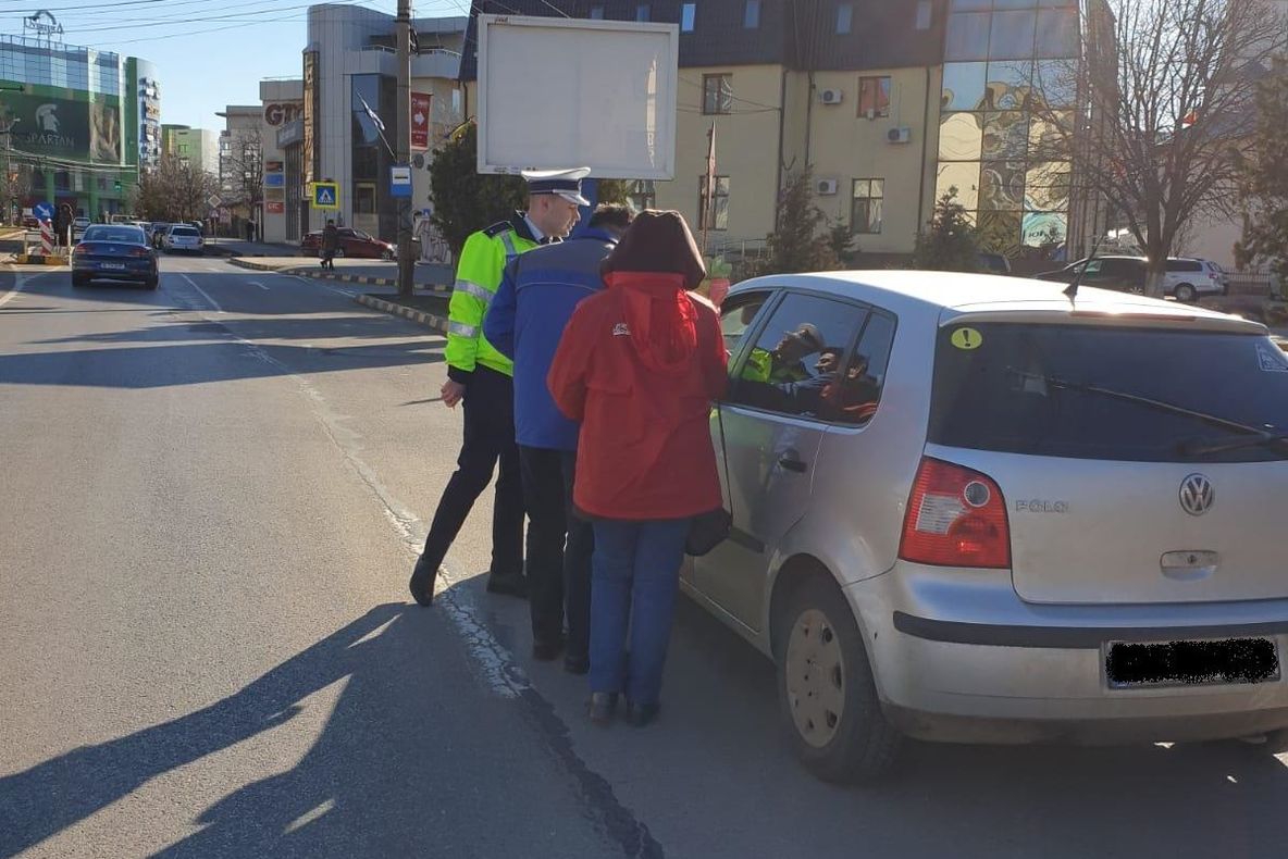 Polițiștii botoșăneni au împărțit mărțișoare în loc de amenzi