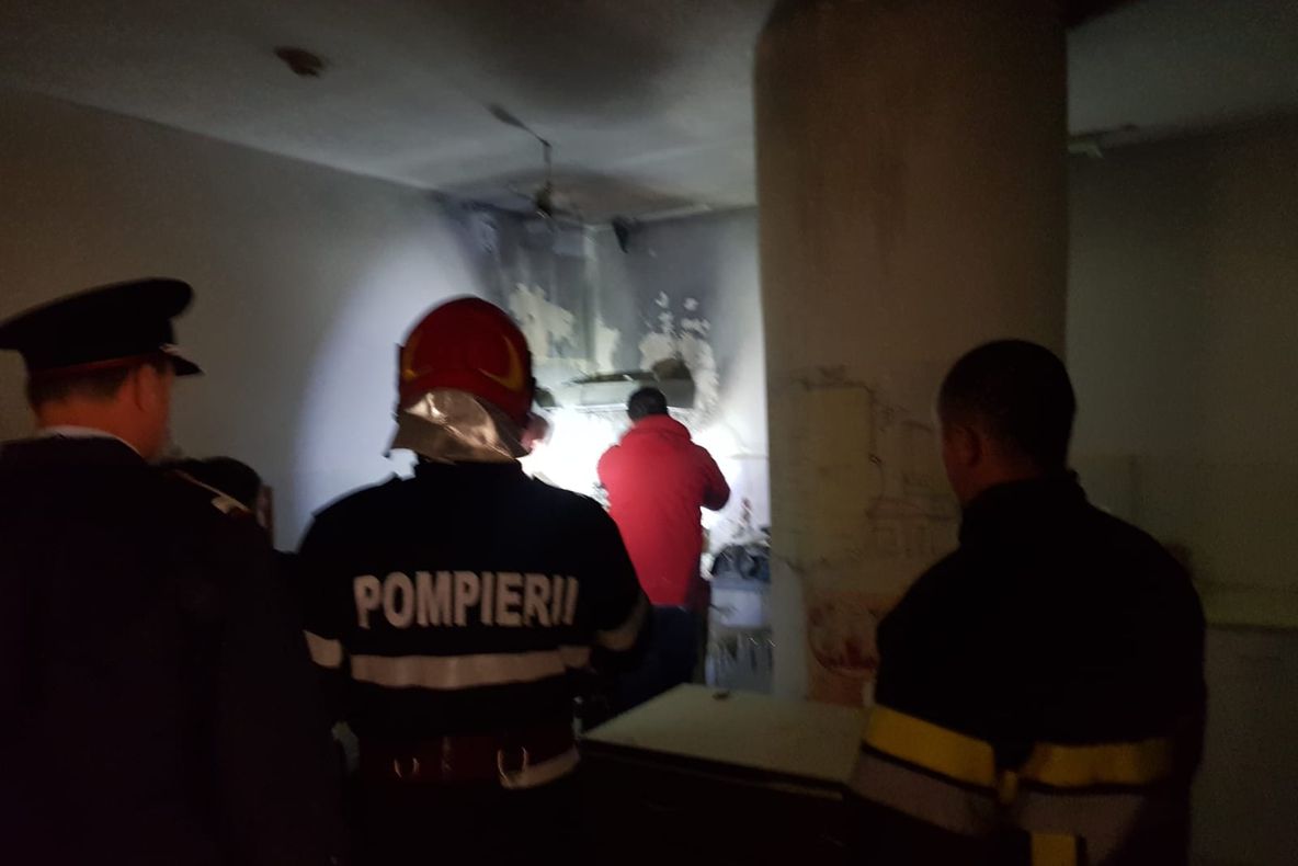 Panică în mall-ul din Botoșani. Un incendiu a izbucnit într-o bucătărie FOTO