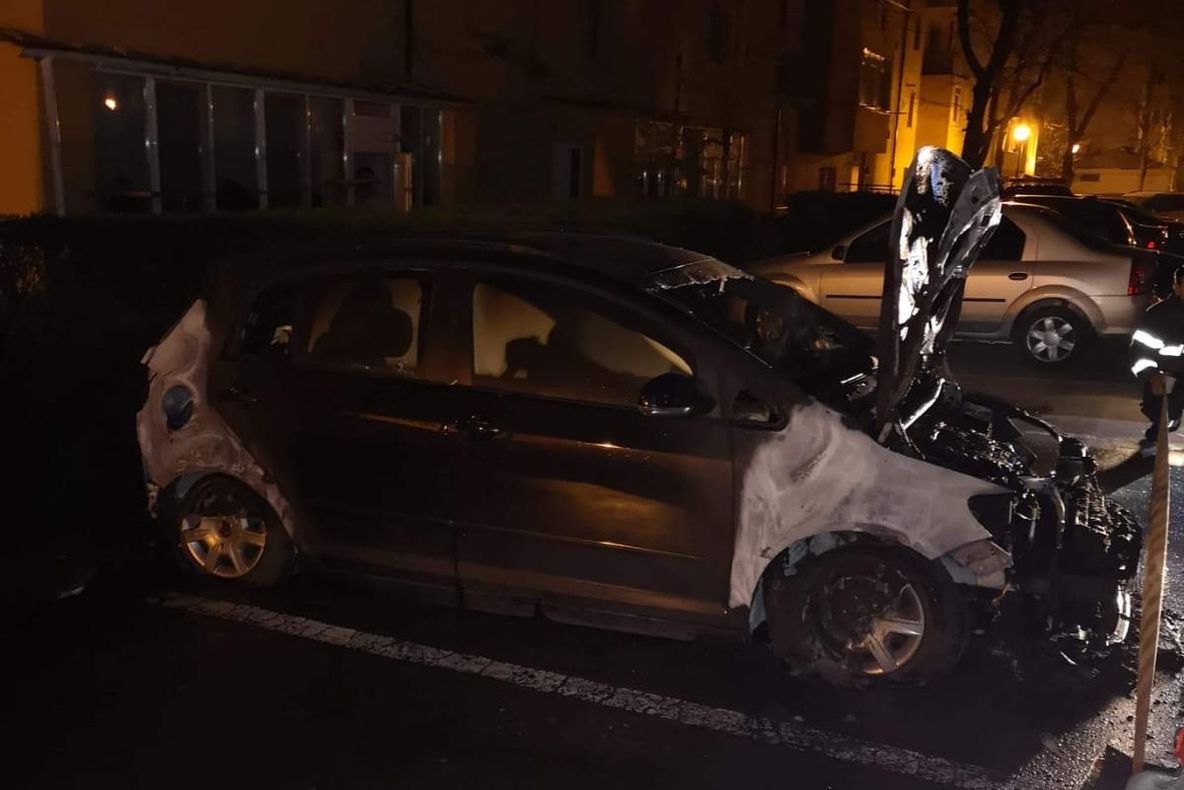 Autoturism distrus în urma unui incendiu: “Cauza probabilă este acțiune intenționată”