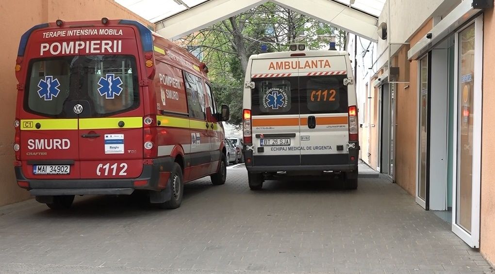 Copil de trei ani transferat la Iași după ce a căzut peste o oală cu apă fierbinte