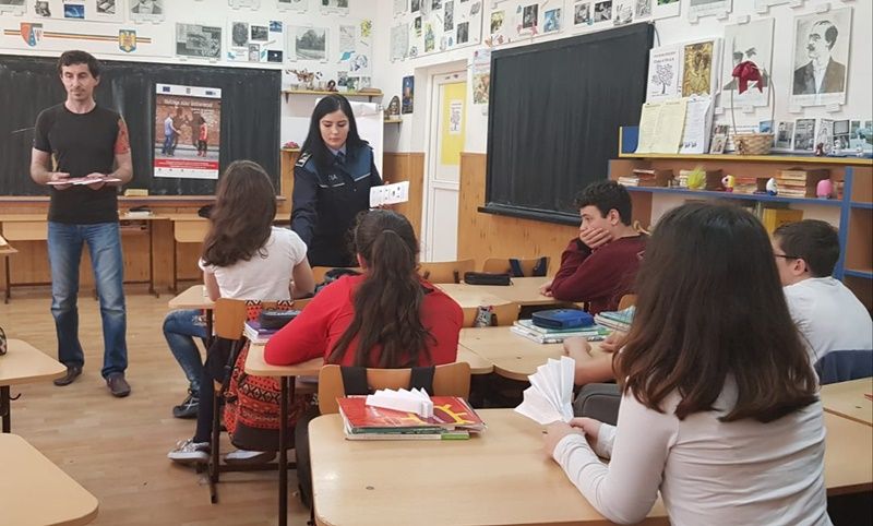 Elevi învățați să nu ajungă victimele traficanților de persoane