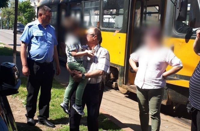 Un copil de 4 ani a fugit de la grădiniță și s-a plimbat cu tramvaiul prin Botoșani