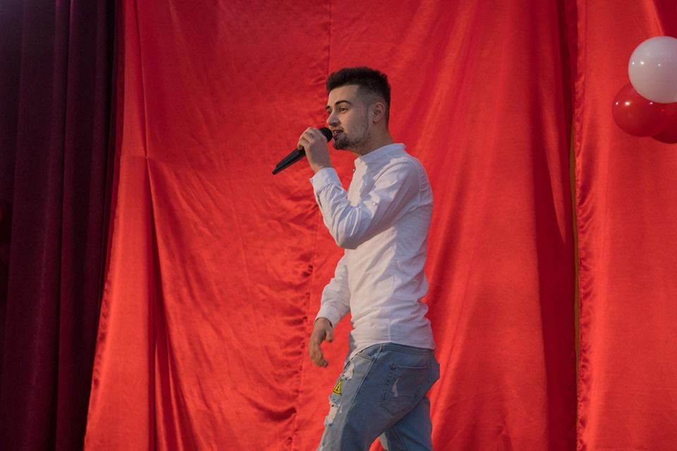 Un adolescent din Darabani a muncit într-un restaurant pentru a putea lansa o piesă hip-hop