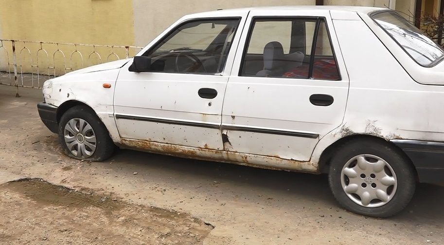 169 de mașini abandonate ocupă locurile de parcare din Botoșani