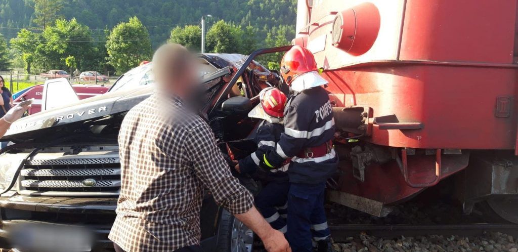 Autoturism cu numere de Botoșani, spulberat de tren la Câmpulung FOTO