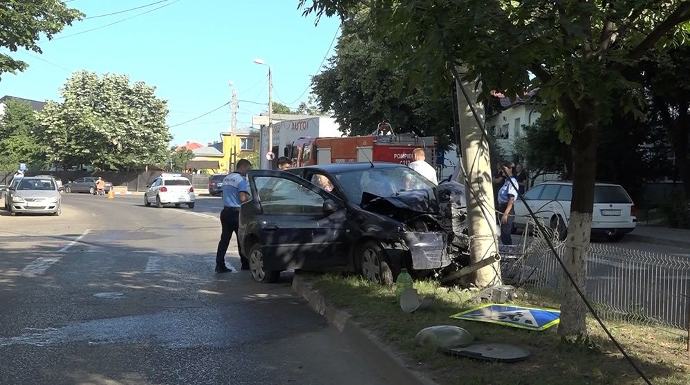 ACCIDENT. Un șofer a rupt un stâlp de beton FOTO