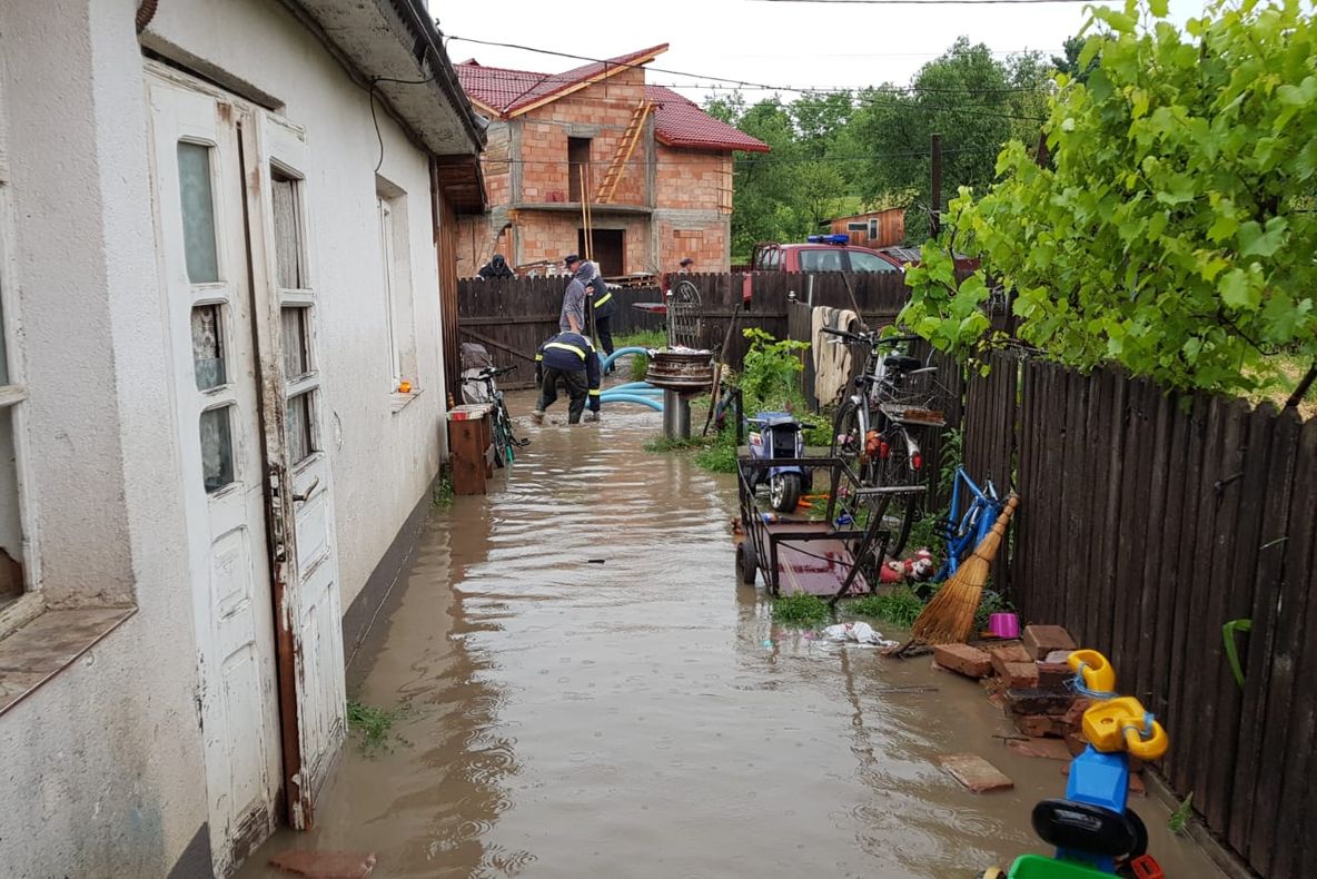 Două municipii, două orașe și șapte comune afectate de ploi și furtună