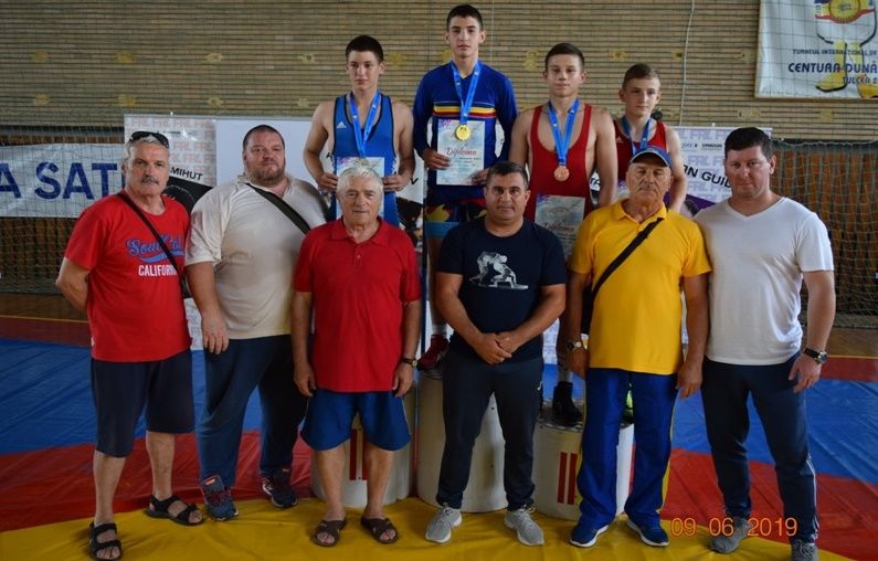 Trei botoșăneni pe podiumul Campionatului Național de lupte
