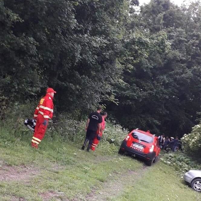 Bătrân rătăcit într-o pădure, găsit de un pompier