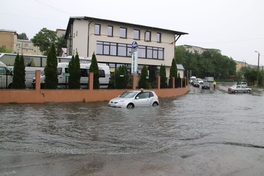Străzi inundate în municipiul Botoșani FOTO-VIDEO