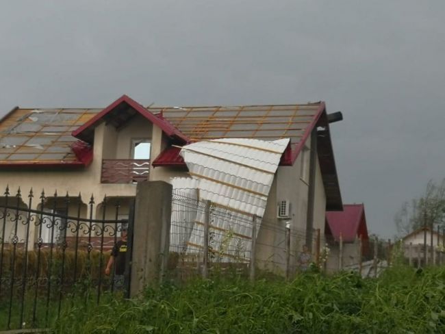 Ploile și furtunile au făcut prăpăd în județ