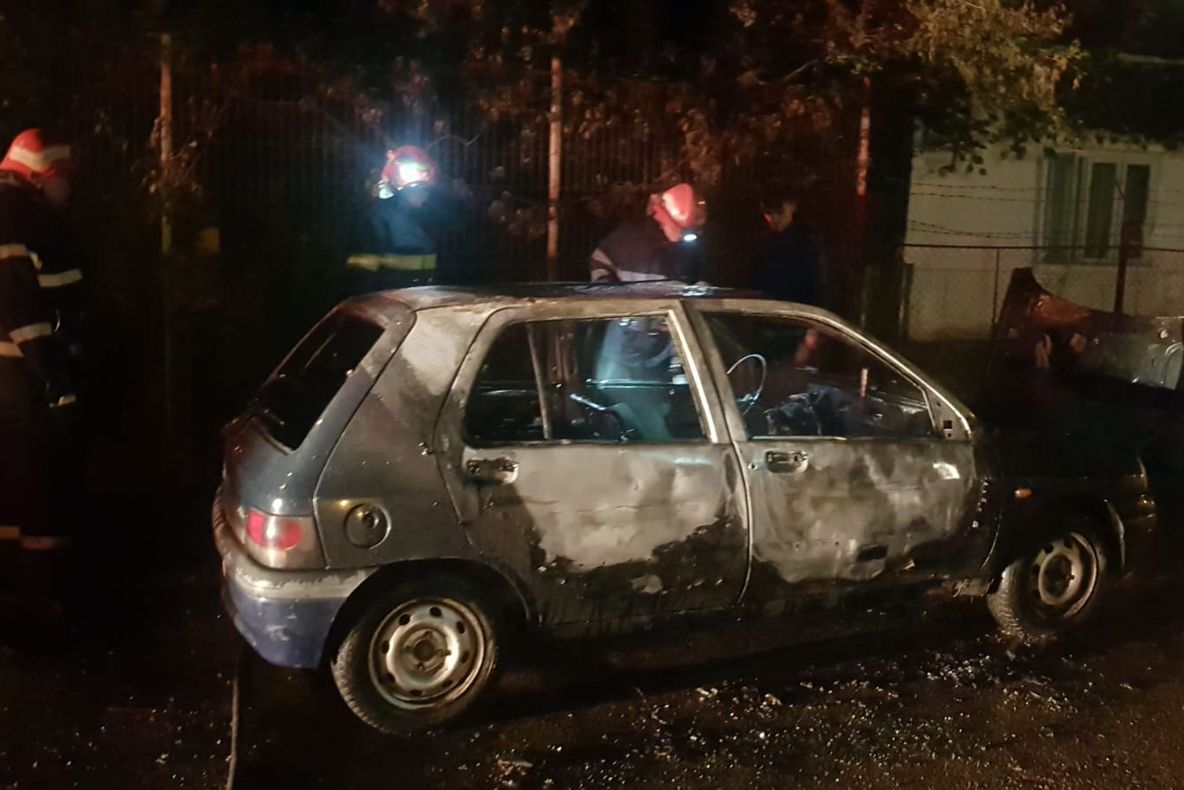 Patru mașini incendiate noaptea trecută în Botoșani FOTO