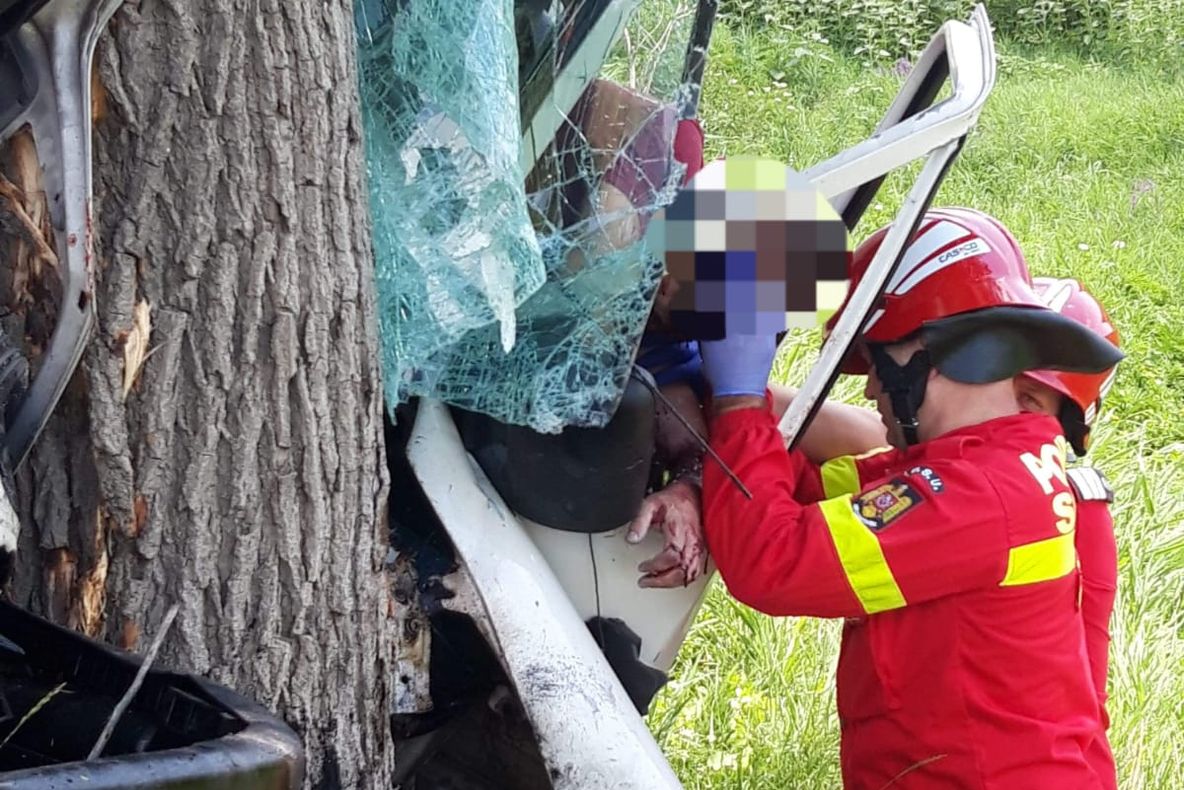 ACCIDENT. Un șofer a adormit la volan și a ajuns cu mașina în șanț