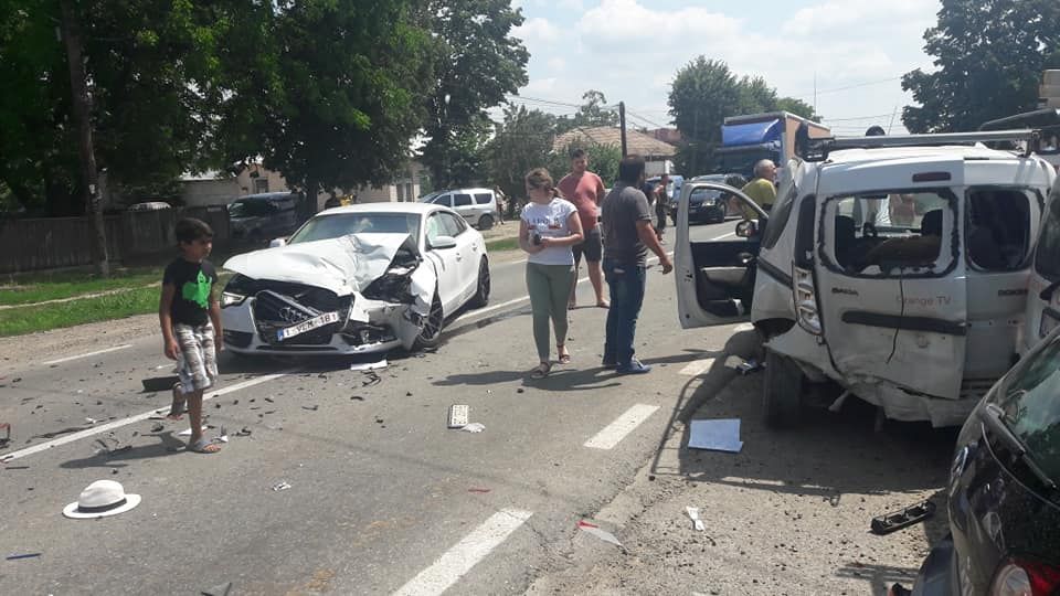 ACCIDENT cu patru mașini, după o depășire neregulamentară FOTO